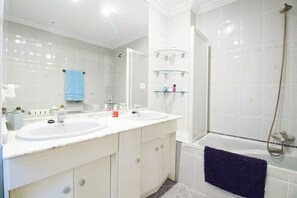 Combined shower/tub, hair dryer, bidet, towels