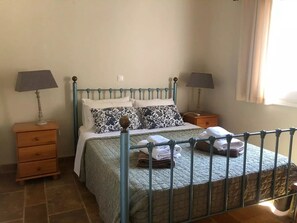 2 عدّة غرف نوم ومكواة/لوح كي وواي فاي مجانًا وملاءات أسرّة