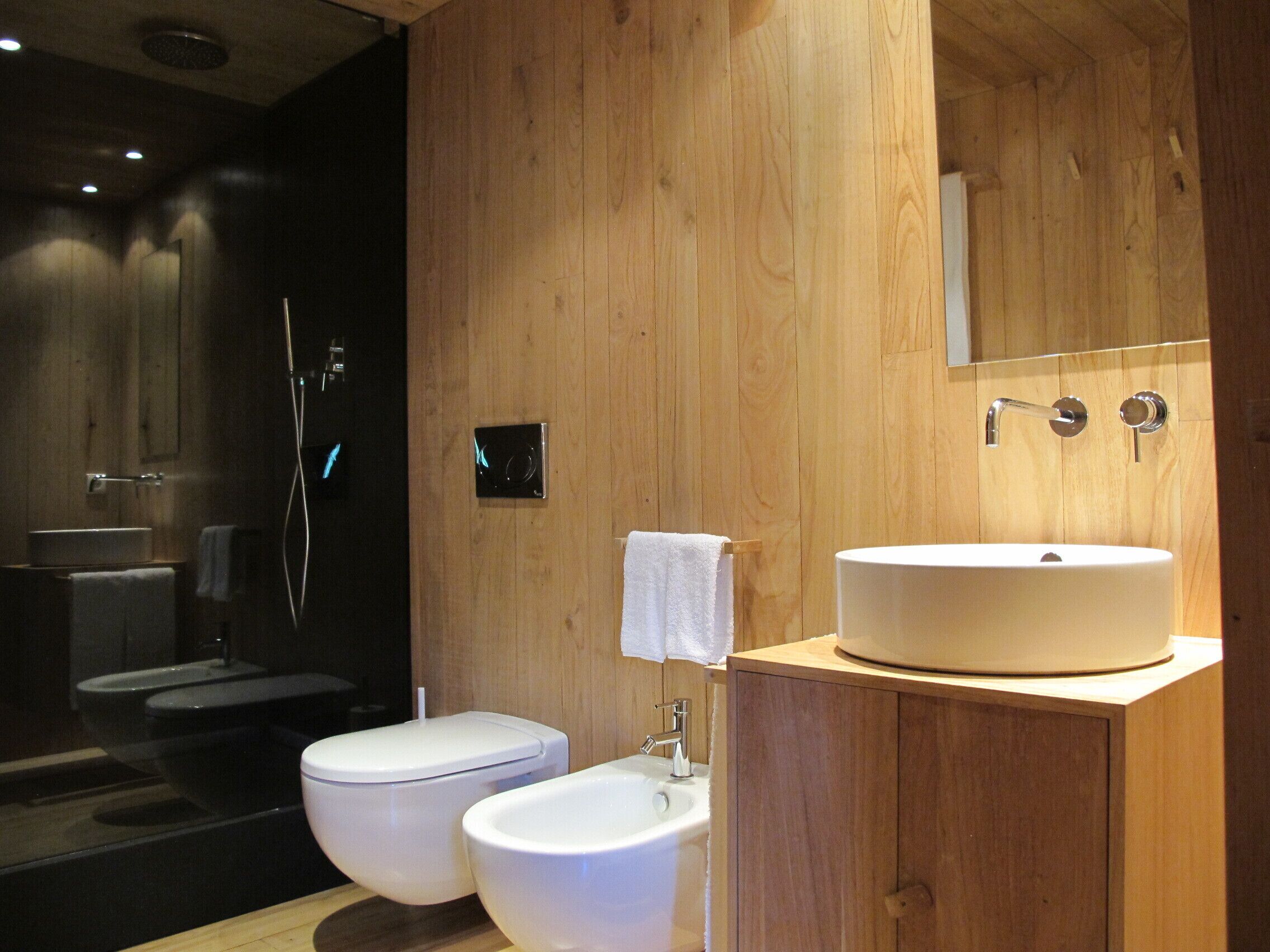 Douche, articles de toilette gratuits, sèche-cheveux, bidet
