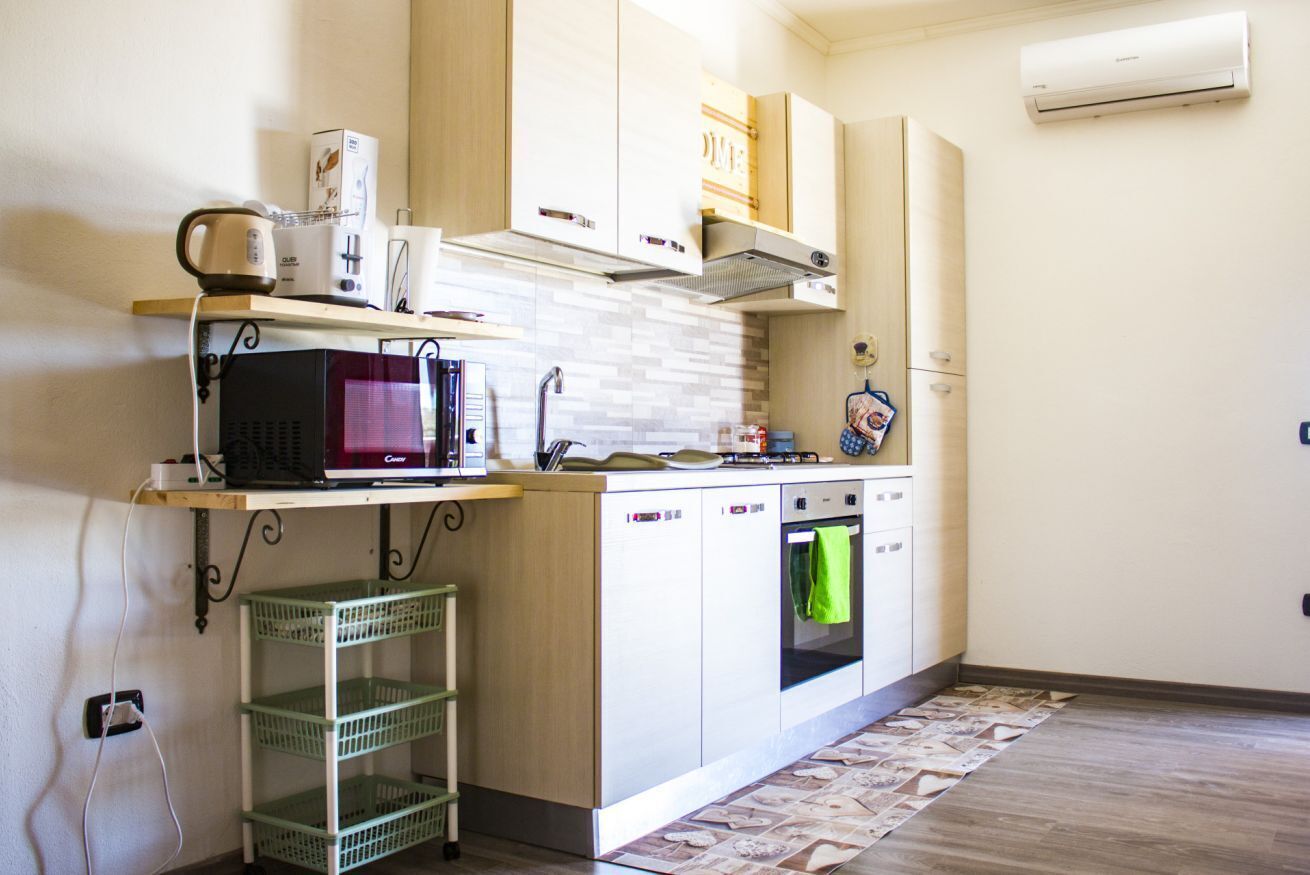 Køleskab, mikrobølgeovn, ovn, kogeplade