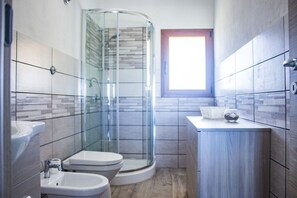 Douche, sèche-cheveux, bidet