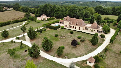 Spacious Périgord house for 15 people with swimming pool