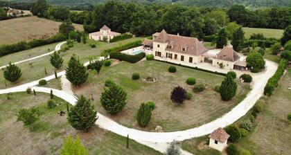 Großes geräumiges Perigordhaus für 15 Personen mit Pool