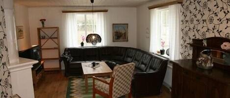 Televisie, een open haard, een dvd-speler en een stereo