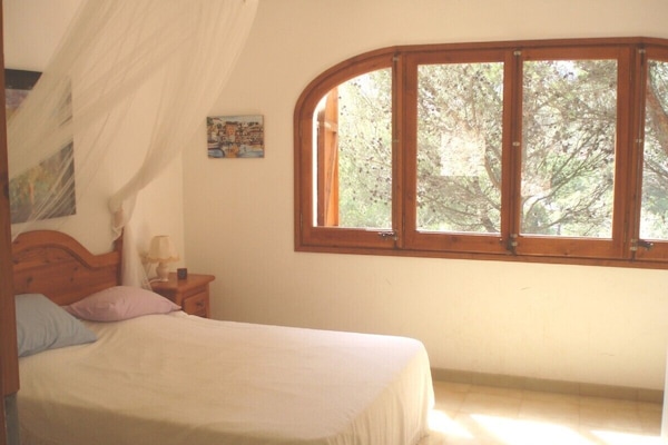 Master en-suite bedroom (king-sized double bed)
