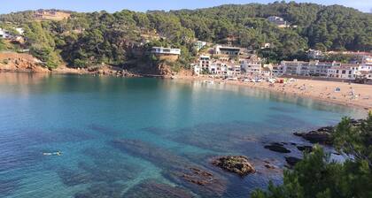 Lovely air-conditioned villa close to sandy beach, shops and restaurants