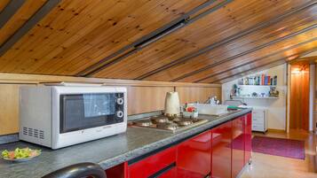 Réfrigérateur, micro-ondes, plaque de cuisson, cafetiÚre/bouilloire