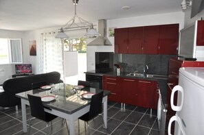 Frigorífico, microondas, horno y placa de cocina