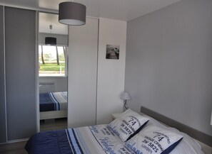 2 chambres, fer et planche à repasser, accès au Wi-Fi (inclus)