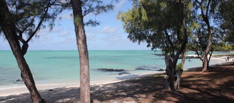 Flic En Flac: Furnished 2 bedrooms  60m from beach with WIFI & Nespresso cafe