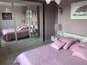 3 chambres, fer et planche à repasser, lit parapluie, Wi-Fi gratuit