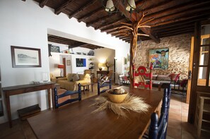 Fernseher, Kamin, Stereoanlage