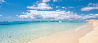 Villa With Private Pool & Garden, 5 minutes walk to the Beach