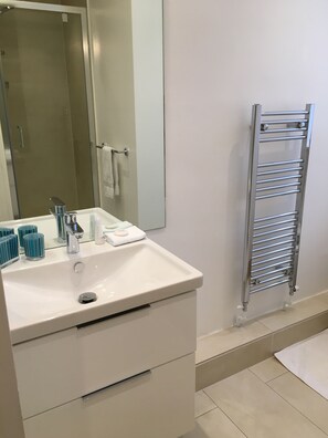 Een douche, een haardroger, een bidet, handdoeken