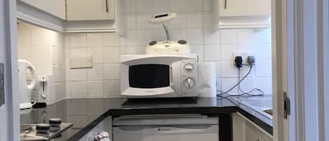 Réfrigérateur, micro-ondes, plaque de cuisson, cafetière/bouilloire