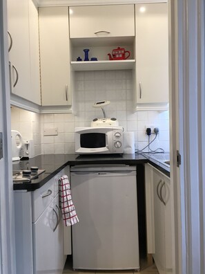 Réfrigérateur, micro-ondes, plaque de cuisson, cafetière/bouilloire