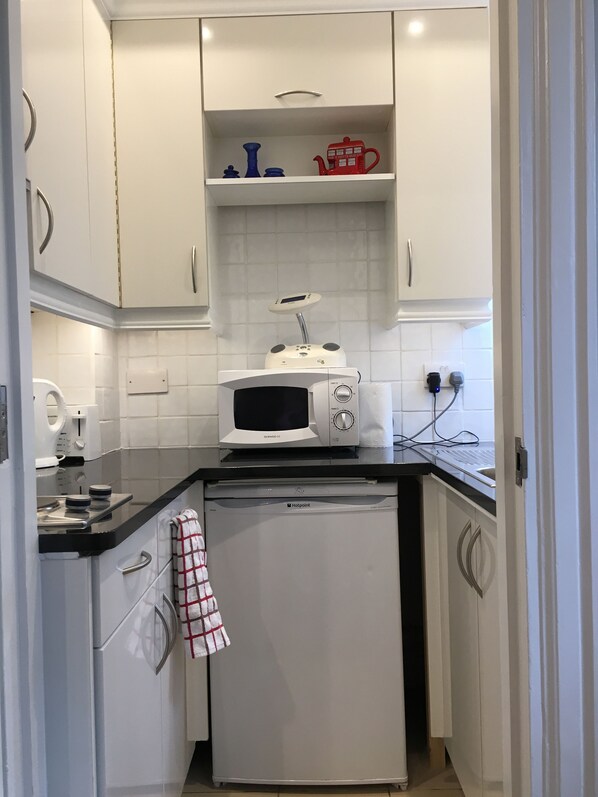 Kühlschrank, Mikrowelle, Herdplatte, Wasserkocher mit Kaffee-/Teezubehör