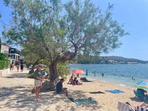 Pine Walk adjacent, 3rd floor apartment (with lift)WIFI beach 2 min great views.