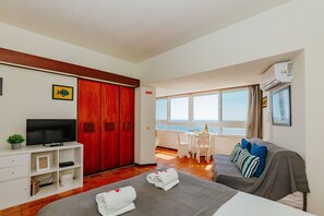 Fer et planche à repasser, Wi-Fi gratuit, draps fournis