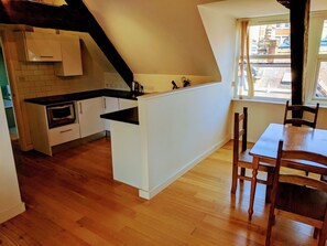 Dining - Very Central Loft Apartment - Self Checkin (Bristol)