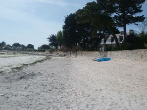 Plage à proximité, chaises longues