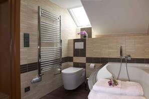Bañera con ducha, secador de pelo, toallas, jabón