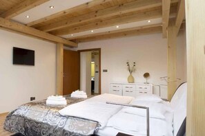 4 Schlafzimmer, Zimmersafe, Bügeleisen/Bügelbrett, Reisekinderbett