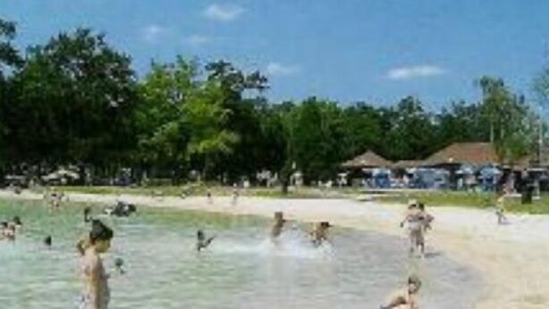 A beach scene with people swimming and playing in the water. - Saint Romans: Country holiday home - St romans (Saint-Romans)