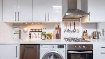 Een koelkast, een magnetron, een oven, een kookplaat