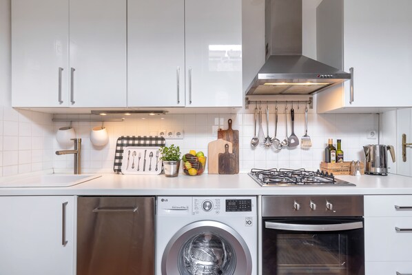 Een koelkast, een magnetron, een oven, een kookplaat