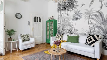 Smart TV, chimenea, reproductor de DVD, libros