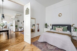 2 quartos, ferros/tábuas de passar roupa, berço de viagem