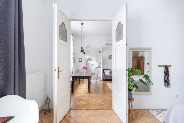 2 slaapkamers, een strijkplank/strijkijzer, reisbedje, gratis wifi