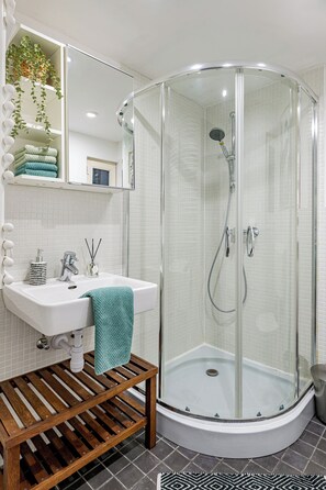 Combined shower/tub, hair dryer, towels, soap - Beautiful, quiet, central flat with A/C,2-6 pple, 76 m2 (Budapest)