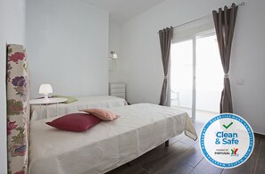 3 bedrooms, iron/ironing board, Internet, bed sheets - Flat Beach Apartment (Albufeira)