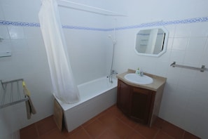 Chuveiro/banheira combinados, secador de cabelo, bidê, toalhas de banho