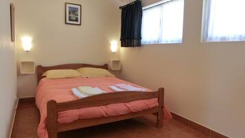 2 makuuhuonetta, silitysrauta/-lauta, ilmainen Wi-Fi, vuodevaatteet