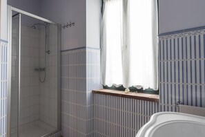 Shower, hair dryer, bidet, towels - Sunflower, self-contained apartment, swimming pool, whirlpool, wi-fi, air conditioning (Corridonia)