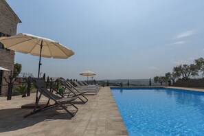 Piscine extérieure, chaises longues