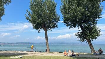 Playa en los alrededores y camastros