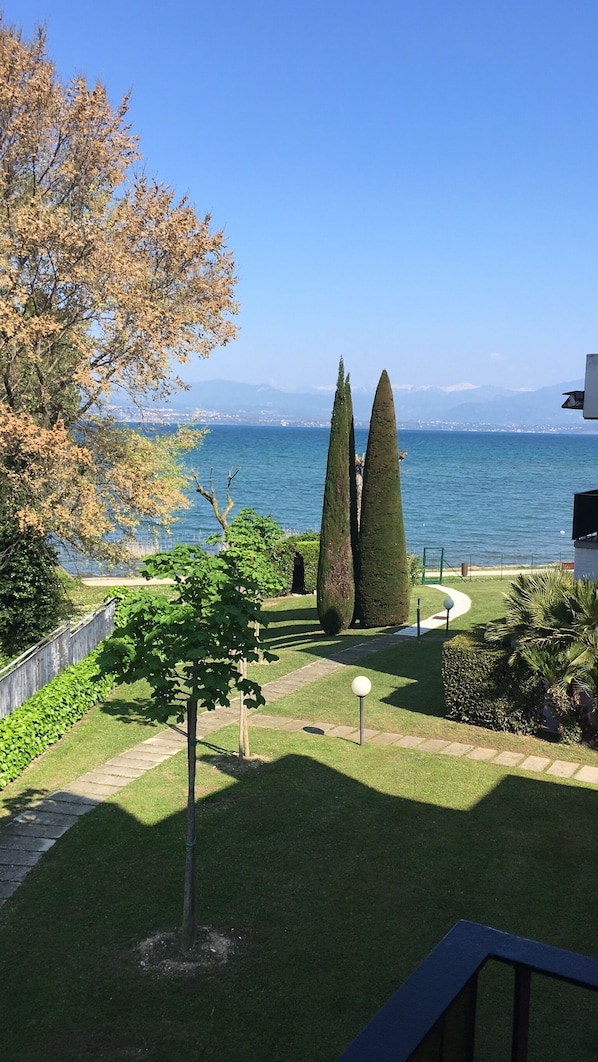 Property grounds - Apartment with direct access to lake and close to dog park (Sirmione)