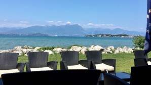 Outdoor seating with a view of a lake and mountains. - Apartment with direct access to lake and close to dog park  (Sirmione)