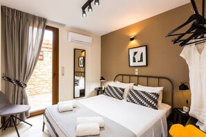 5 dormitorios, caja fuerte, escritorio y tabla de planchar con plancha