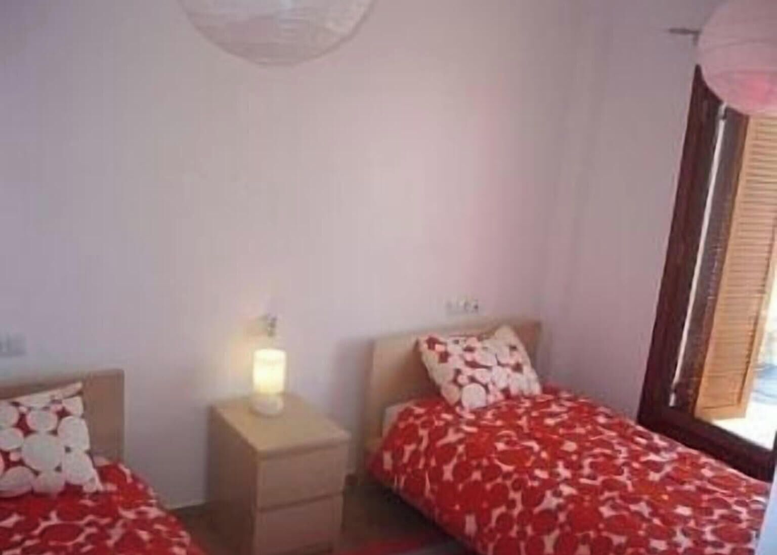 3 slaapkamers, een strijkplank/strijkijzer, reisbedje, gratis wifi