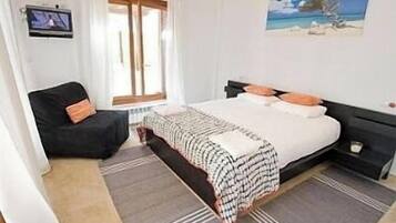 3 dormitorios, tabla de planchar con plancha, cuna de viaje