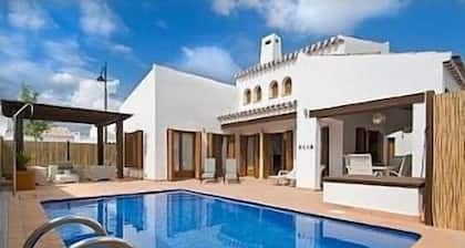 El Valle Golf - Villa Morgan, beheizter Pool, WiFi. Nach Süden ausgerichteter Garten / Pool.