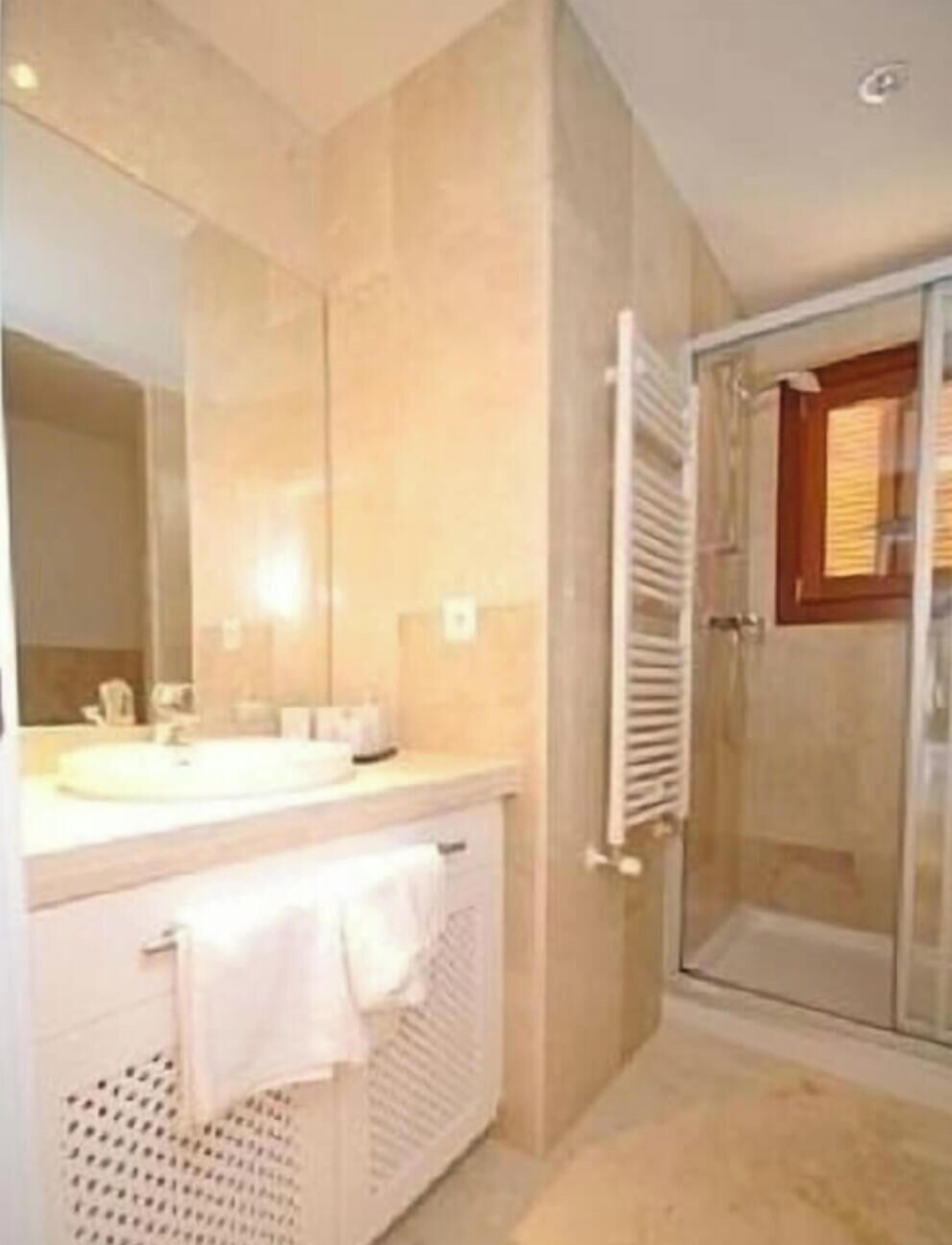 Baignoire, sèche-cheveux, bidet, serviettes fournies