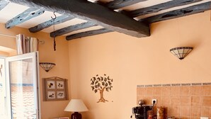 A cozy kitchen with a round table, wooden chairs, and a tiled backsplash. - Large charming duplex, air-conditioned and WiFi in the heart of the citadel  (Bonifacio)