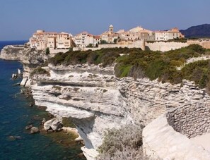 A coastal town with buildings built on a cliff overlooking the sea. - Spacious, charming duplex with air conditioning and Wi-Fi in the heart of the citadel (Bonifacio)