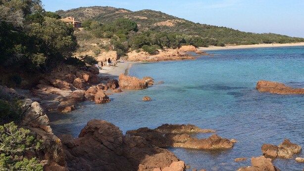 A coastal landscape with rocky terrain and a beach. - Large charming duplex, air-conditioned and WiFi in the heart of the citadel  (Bonifacio)